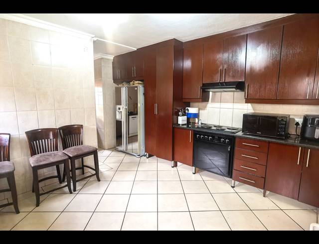 4 BEDROOM TOWNHOUSE FOR SALE IN VALLEY VIEW ESTATE